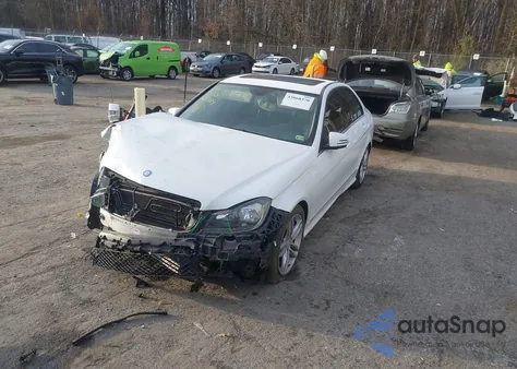 2013 Mercedes-Benz C 250 Sport z USA, uszkodzony, nr VIN WDDGF4HB8DA806328